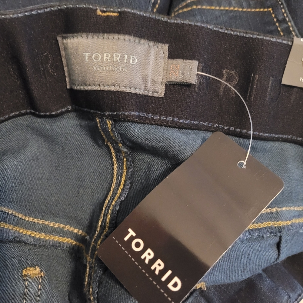TORRID Jean Shorts Size 22 Feel The Fit Denim Blue Dark Wash Stretch Waist NWT - Picture 6 of 6